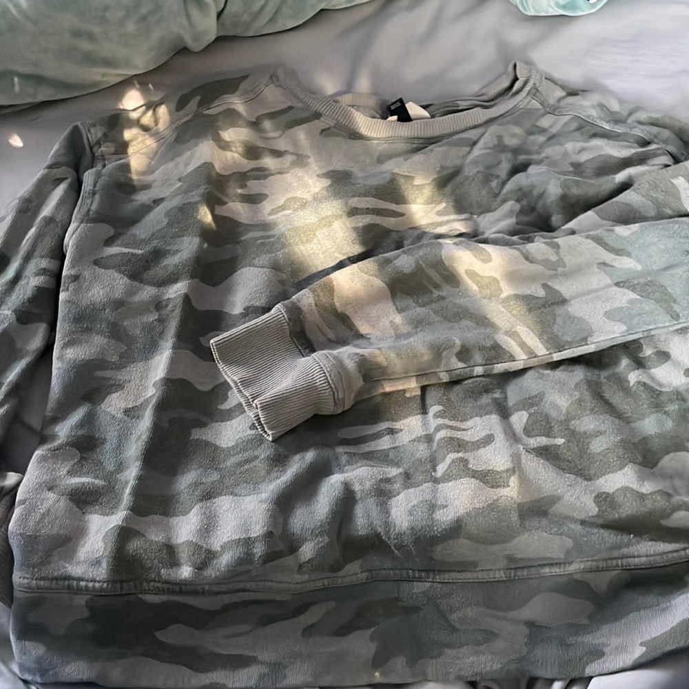 Camo crew neck sweatshirt